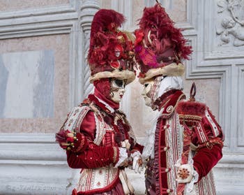 Masques et Costumes du Carnaval de Venise, Rouge Passion pour la Noblesse de Coeur, sur le Campo San Zaccaria.
