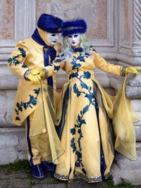 Masques et Costumes du Carnaval de Venise : Prince et princesse aux couleurs de l'Ukraine sur le Campo San Zaccaria