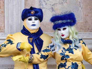 Masques et Costumes du Carnaval de Venise : Prince et princesse aux couleurs de l'Ukraine sur le Campo San Zaccaria