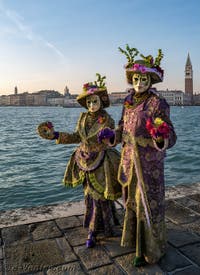 Masque et Costume du Carnaval de Venise : Fleurs élégantes et amoureuses sur l'île de San Giorgio Maggiore