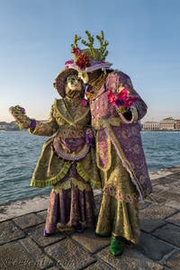Masque et Costume du Carnaval de Venise : Fleurs élégantes et amoureuses sur l'île de San Giorgio Maggiore