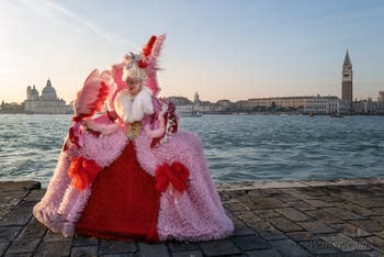 Costumes du Carnaval de Venise 2023 : Marie-Antoinette sur l'île de San Giorgio Maggiore