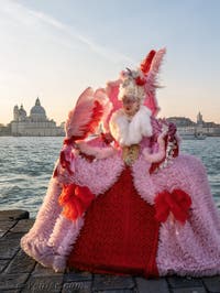 Costumes du Carnaval de Venise 2023 : Marie-Antoinette sur l'île de San Giorgio Maggiore