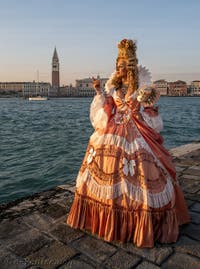 Costume du Carnaval Vénitien : Courtisane Venitienne sur l'île de San Giorgio Maggiore