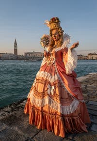 Costume du Carnaval Vénitien : Courtisane Venitienne sur l'île de San Giorgio Maggiore