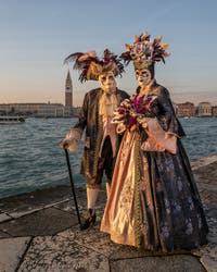 Masques et Costumes du Carnaval de Venise : Elegance et Distinction sur l'île de San Giorgio Maggiore