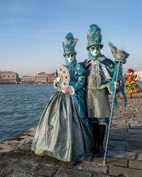 Superbe Costume et Masque du Carnaval de Venise : Dans le ciel bleu de Venise, plumes, soie et broderie sur l'île de San Giorgio Maggiore