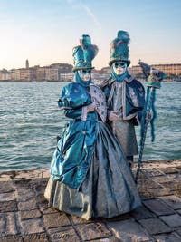 Superbe Costume et Masque du Carnaval de Venise : Dans le ciel bleu de Venise, plumes, soie et broderie sur l'île de San Giorgio Maggiore