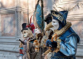 Les costumés du carnaval de Venise devant l'église San Zaccaria.