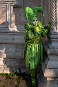 Les costumés du carnaval de Venise devant l'église San Zaccaria.