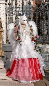 Les costumés du carnaval de Venise devant l'Arsenal de Venise.