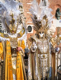 Les costumés du carnaval de Venise devant l'Arsenal de Venise.