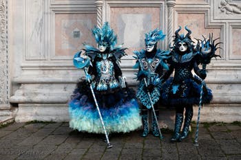 Les costumés du carnaval de Venise devant l'église San Zaccaria.