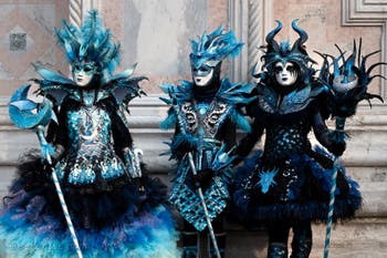 Les costumés du carnaval de Venise devant l'église San Zaccaria.