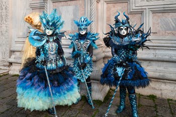 Les costumés du carnaval de Venise devant l'église San Zaccaria.