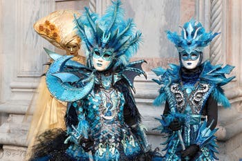 Les costumés du carnaval de Venise devant l'église San Zaccaria.