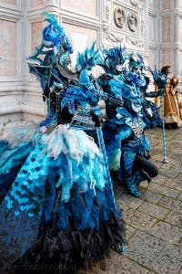 Les costumés du carnaval de Venise devant l'église San Zaccaria.