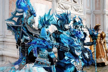 Les costumés du carnaval de Venise devant l'église San Zaccaria.