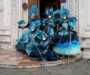 Les costumés du carnaval de Venise devant l'église San Zaccaria.