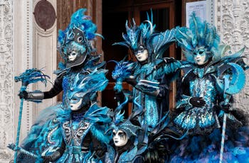 Les costumés du carnaval de Venise devant l'église San Zaccaria.