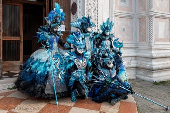 Les costumés du carnaval de Venise devant l'église San Zaccaria.