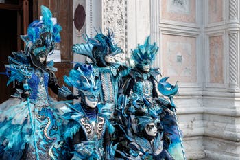 Les costumés du carnaval de Venise devant l'église San Zaccaria.