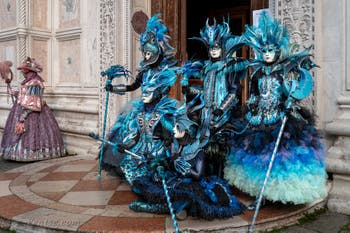 Les costumés du carnaval de Venise devant l'église San Zaccaria.