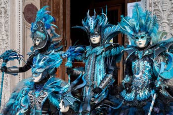 Les costumés du carnaval de Venise devant l'église San Zaccaria.