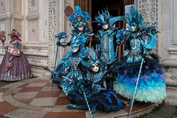 Les costumés du carnaval de Venise devant l'église San Zaccaria.