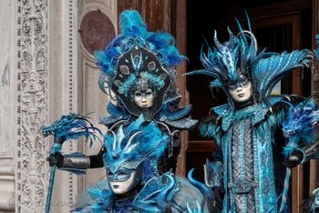 Les costumés du carnaval de Venise devant l'église San Zaccaria.