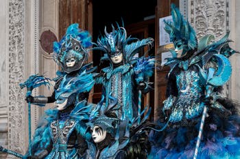 Les costumés du carnaval de Venise devant l'église San Zaccaria.