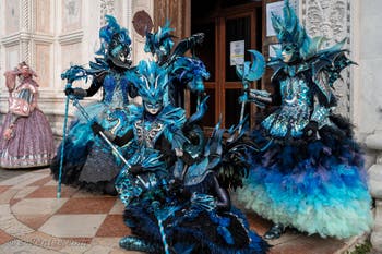 Les costumés du carnaval de Venise devant l'église San Zaccaria.