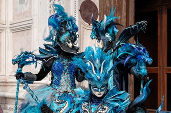 Les costumés du carnaval de Venise devant l'église San Zaccaria.