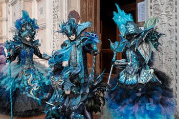 Les costumés du carnaval de Venise devant l'église San Zaccaria.