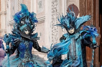 Les costumés du carnaval de Venise devant l'église San Zaccaria.