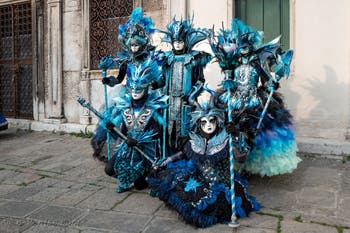 Les costumés du carnaval de Venise devant l'église San Zaccaria.