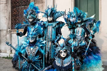 Les costumés du carnaval de Venise devant l'église San Zaccaria.