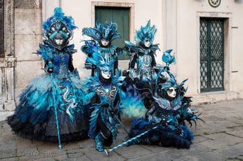 Les costumés du carnaval de Venise devant l'église San Zaccaria.