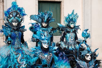 Les costumés du carnaval de Venise devant l'église San Zaccaria.