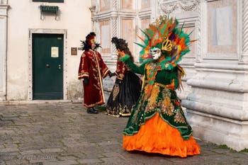 Les costumés du carnaval de Venise devant l'église San Zaccaria.