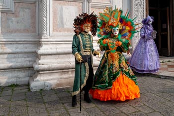 Les costumés du carnaval de Venise devant l'église San Zaccaria.