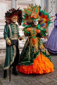 Les costumés du carnaval de Venise devant l'église San Zaccaria.