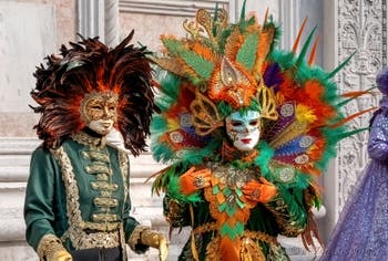 Les costumés du carnaval de Venise devant l'église San Zaccaria.