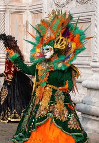 Les costumés du carnaval de Venise devant l'église San Zaccaria.