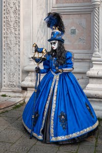 Les costumés du carnaval de Venise devant l'église San Zaccaria.