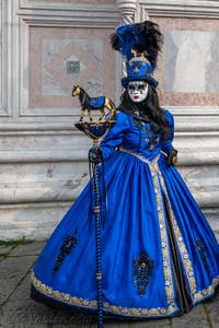 Les costumés du carnaval de Venise devant l'église San Zaccaria.