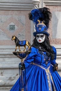 Les costumés du carnaval de Venise devant l'église San Zaccaria.