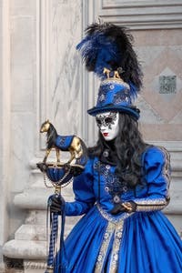 Les costumés du carnaval de Venise devant l'église San Zaccaria.