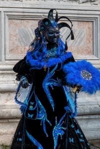 Les costumés du carnaval de Venise devant l'église San Zaccaria.