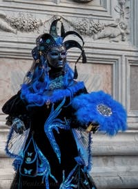 Les costumés du carnaval de Venise devant l'église San Zaccaria.